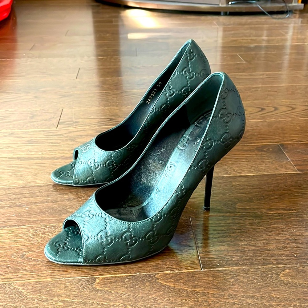 Size 39, dark very green almost black